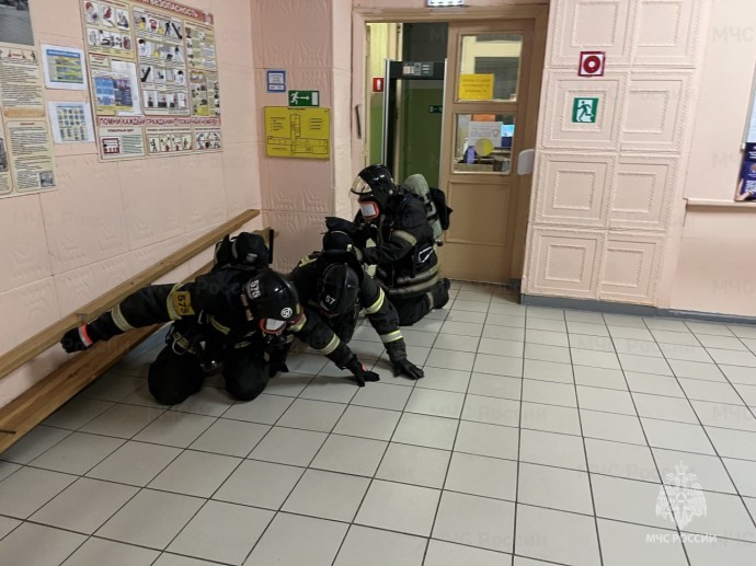Новомосковские пожарные отработали тушение условного пожара в школе
