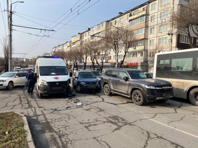 «Русская колом»: главная транспортная артерия Владивостока заблокирована из-за ДТП «Русская колом»: главная транспортная артерия Владивостока заблокирована из-за ДТП