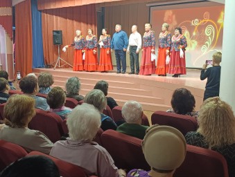 Школьники и депутаты горсовета поздравили пожилых людей Октябрьского района с праздником