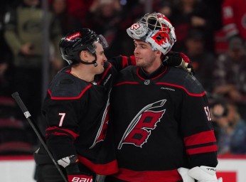 Вратарь «Каролины» Кочетков снова получил травму