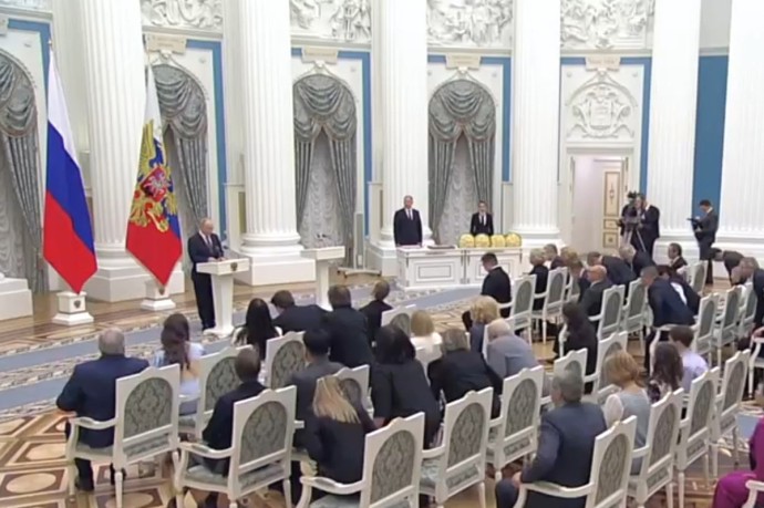 Путин в Кремле вручил премии молодым деятелям культуры и авторам детских произведений