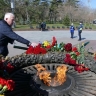 Жители Одессы на День Победы возложили цветы к памятнику Неизвестному матросу