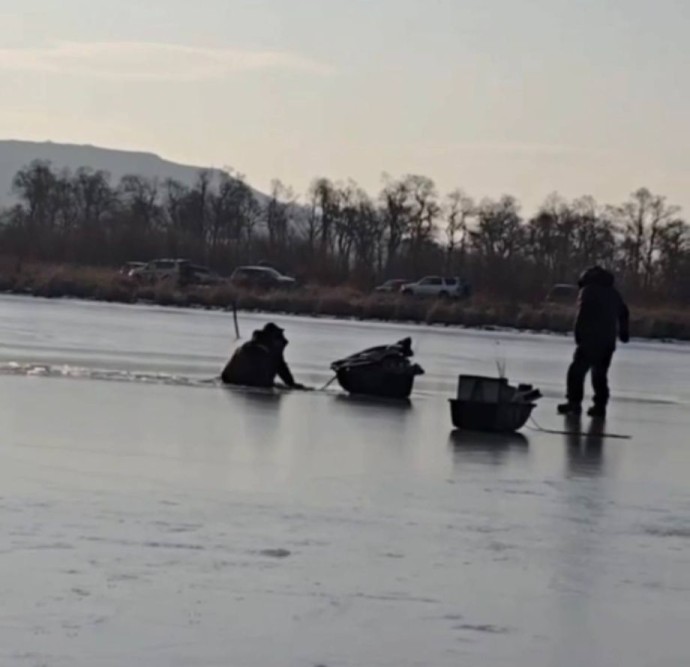 Первые ЧП на льду: рыбаки провалились во время ловли наваги в Приморье Первые ЧП на льду: рыбаки провалились во время ловли наваги в Приморье