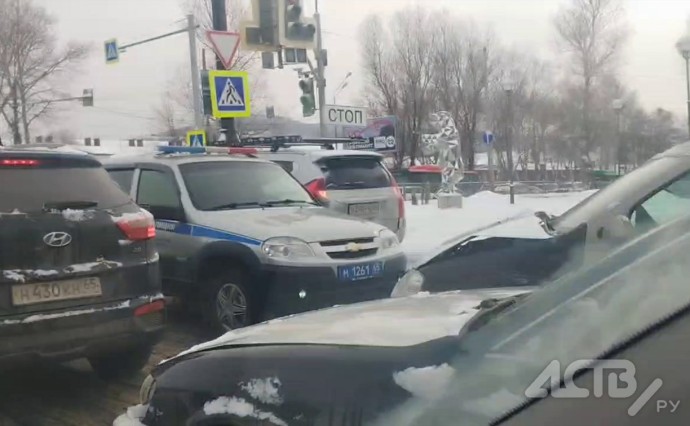 Автомобили столкнулись на перекрёстке Мира-Победы в Южно-Сахалинск