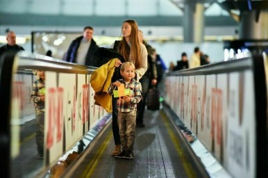 Лифты для колясок и приоритетная посадка: Как обслужат семьи с детьми в аэропортах