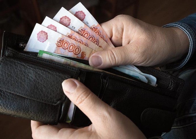 Большинство россиян недовольны зарплатами. Им не хватает пары десятков тысяч рублей