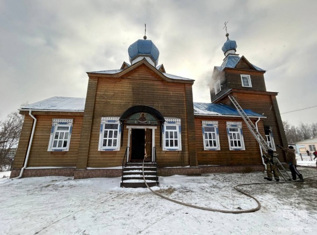 В поселке Потьма загорелось здание Покровской церкви В поселке Потьма загорелось здание Покровской церкви