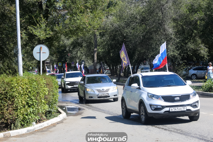 Триколор в движении: как прошёл автопробег в честь Дня флага России в Астрахани
