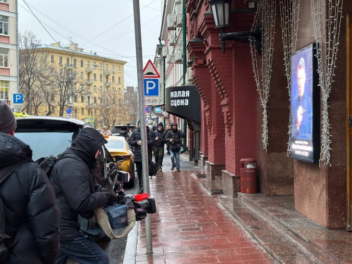 Началось прощание с Анатолием Лобоцким: первые минуты гражданской панихиды