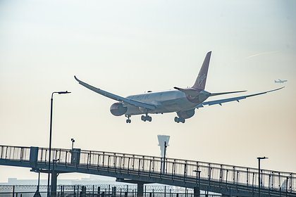 Пассажир самолета возмутился одним поступком попутчицы и вызвал споры в сети