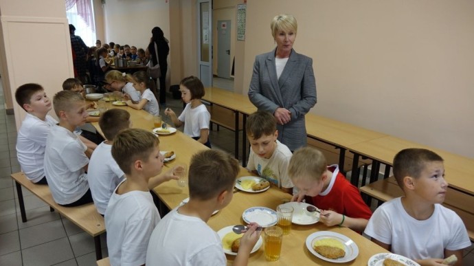 Ковалева и депутаты гордумы пошли по школьным столовым