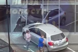 В Пензе легковушка врезалась в здание торгового центра