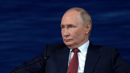 Владимир Путин продолжает отстаивать позицию РФ по урегулированию украинского конфликта