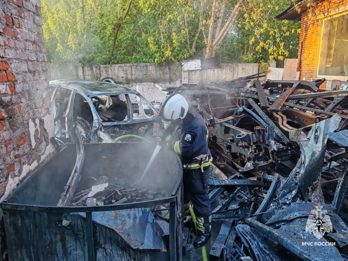 Спасатели потушили мусор в Пролетарском районе