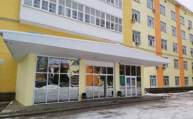 В Уфе девочка выпала из окна второго этажа школы В Уфе девочка выпала из окна второго этажа школы