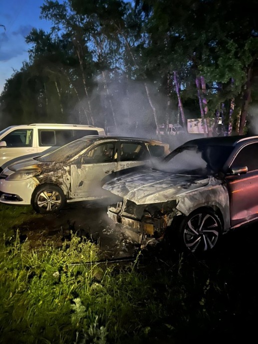 В Курске ночью сгорели автомобили «Geely» и «Renault»