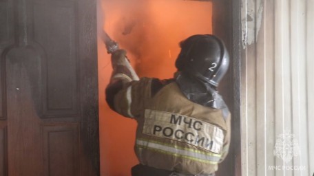 В Якутске огнеборцы спасли частный дом при пожаре бани