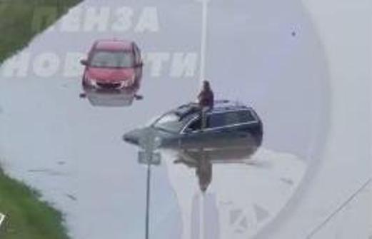 Потоп на парковке в Пензе: водитель спасался на крыше собственного авто