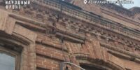 Штукатурка на голову: в аварийном доме в Астрахани обвалился потолок