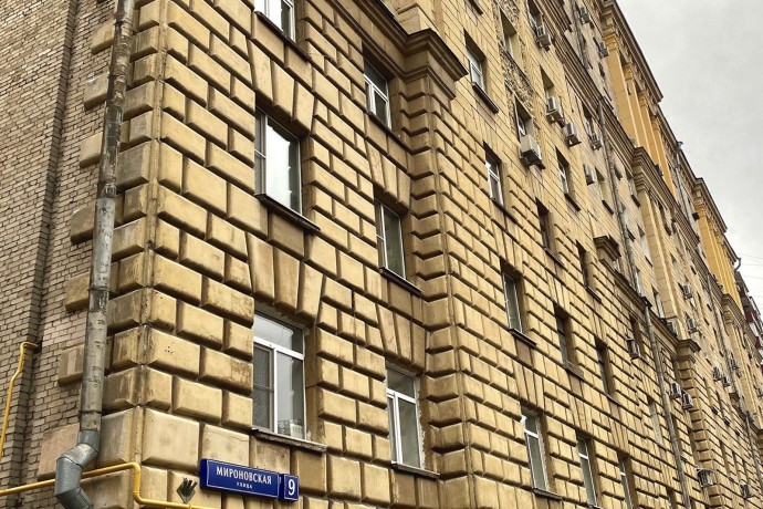 На Мироновской улице капитально отремонтируют жилой дом в стиле советской неоклассики