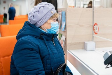 Пенсионерам нужно поскорее обратиться в соцзащиту за выплатой. Деньги уже начисляют