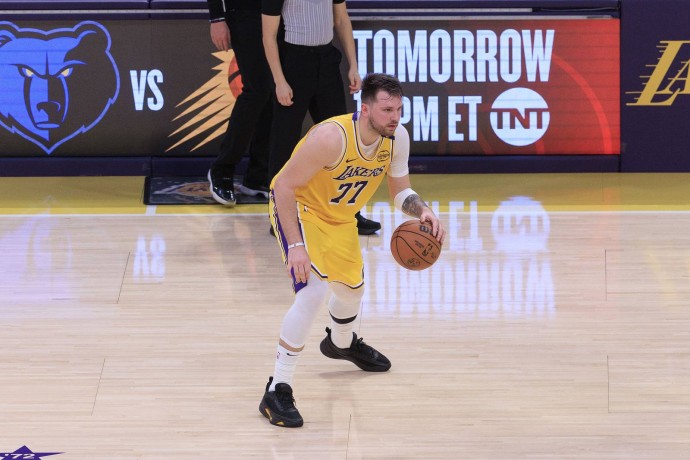 «Лейкерс» обыграли «Майами», Дончич оформил трипл-дабл