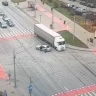 В Москве полицейский предотвратил ДТП, запрыгнув на ходу в фуру