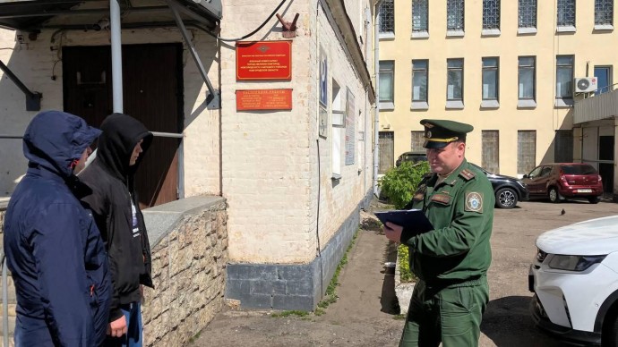 В Великом Новгороде проверили более 20 не вставших на воинский учёт мигрантов