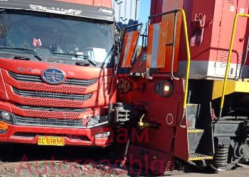 В Благовещенске столкнулись грузовик и тепловоз В Благовещенске столкнулись грузовик и тепловоз