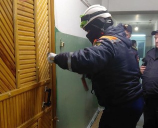 Пензенские спасатели вскрыли квартиру на проспекте Строителей