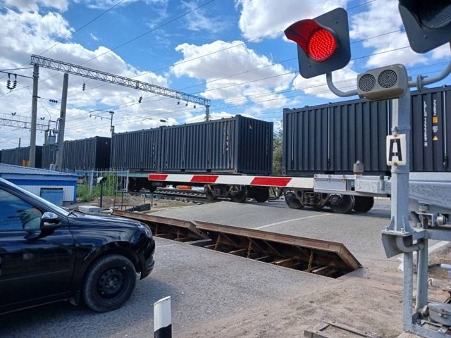 В Астраханской области ограничат движение через железнодорожный переезд