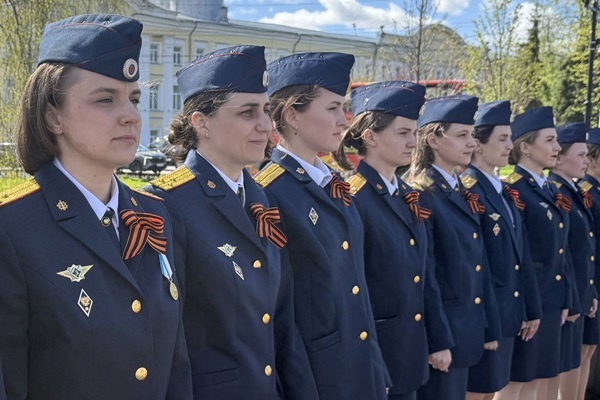 Сотрудники УИС области раздали жителям Ярославля символы Великой Победы