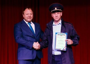Амурского полицейского наградили за спасение детей
