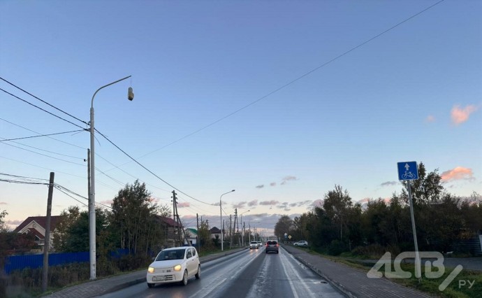 В Южно-Сахалинске фонарь свисает над проезжей частью, держась на хрупких проводах