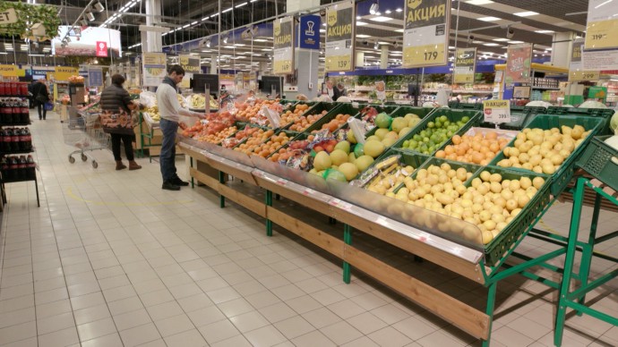 Цены на большинство социально значимых продуктов в России снизились: что подешевело