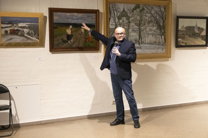 Выставка «Пути/дороги» открылась в Ростовском кремле в Ярославской области