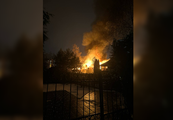 В подмосковном Солнечногорске загорелся ресторан