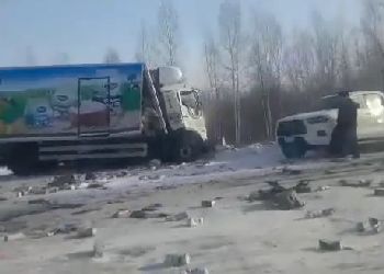 Два грузовика и пикап жестко столкнулись на федеральной трассе в Приамурье