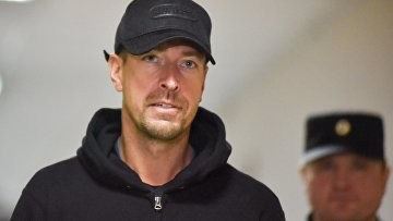 Суд рассмотрит иск об ограничении родительских прав автора пикап-тренингов Лесли