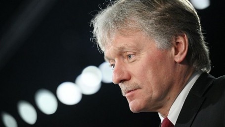 В Кремле назвали актуальной инициативу Путина о временном перемирии на празднование Дня Победы