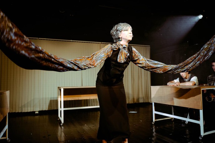 Подростковый кризис и поэтический стендап. Премьера спектакля «Гриша не свидетель» в театре «Практика»