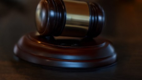 Петербургский суд отправили под домашний арест обвиняемых в обмане детей