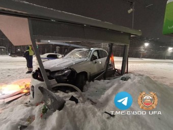ГАИ раскрыла подробности крушения автомобилем остановки в Уфе