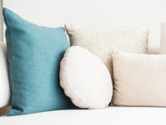 Заплатку для обивки вырезают больше отверстия на 3 — 4 мм