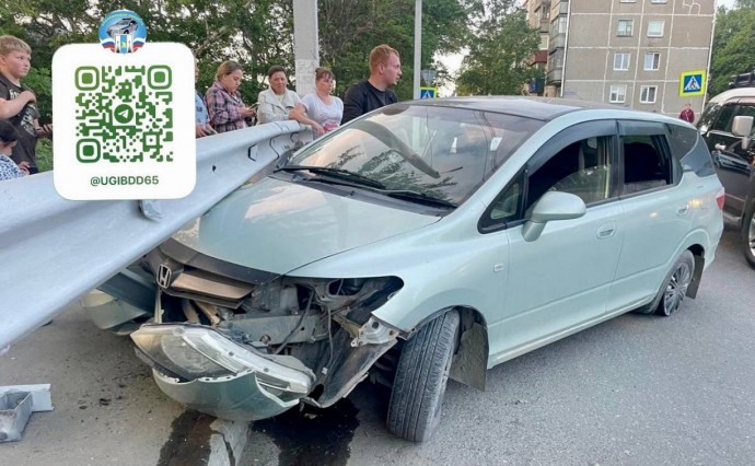 Автомобиль в Корсакове врезался в дорожное ограждение - пострадал водитель