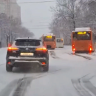 В центре Хабаровска из-за выпавшего снега не могут проехать автобусы