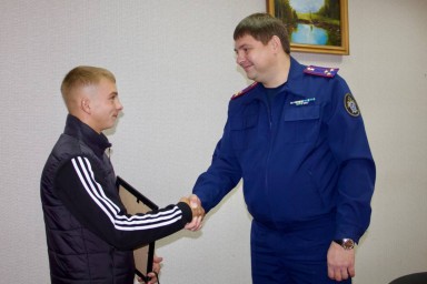 В Омутнинске наградили подростка, который спас трех младших сестер из пожара