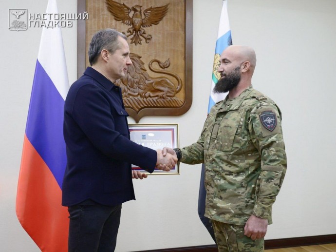 Вячеслав Гладков наградил троих бойцов подразделения «Ахмат-Запад»