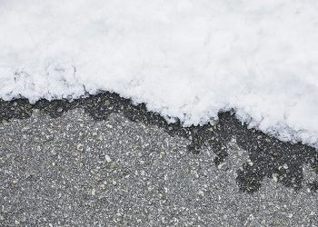 Управляйка выплатит амурчанину 200 тысяч за травму, полученную на обледенелом тротуаре