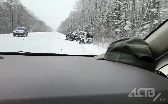 Два автомобиля лоб в лоб столкнулись на заснеженной трассе на Сахалине Два автомобиля лоб в лоб столкнулись на заснеженной трассе на Сахалине